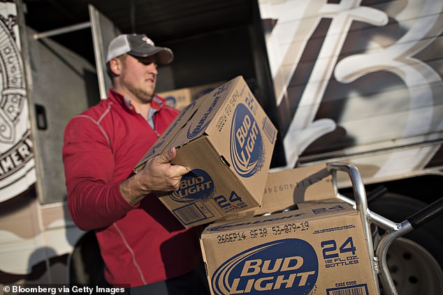 Bud Light se ha enfrentado a boicots desde la asociación de abril con Dylan Mulvaney que provocó una caída en las ventas.