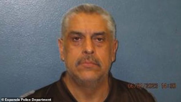 El empleado de Sonic, Jeffrey David Salazar, de 54 años, fue arrestado y enfrenta un cargo de delito grave por posesión de una sustancia controlada, según el Departamento de Policía de Española.