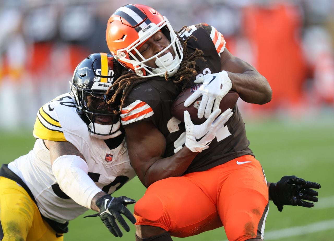 Pittsburgh Steelers linebacker Elandon Roberts hits Cleveland Browns running back Kareem Hunt on a short rush