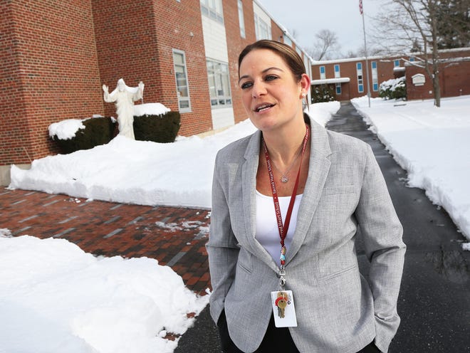 Maegan Koelker, que dirige la escuela privada Sacred Heart en Hampton, explica por qué la escuela necesita dinero público para ofrecer beneficios no religiosos a los estudiantes de Hampton.