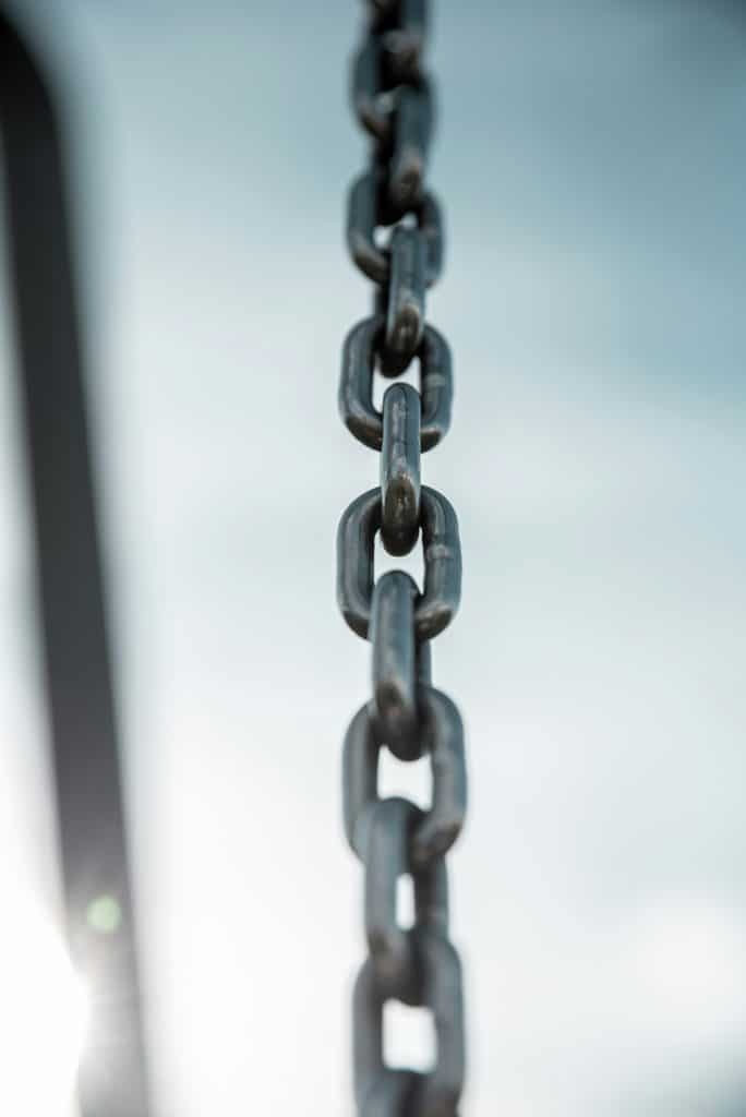 una cadena que representa una conexión digital en blockchain