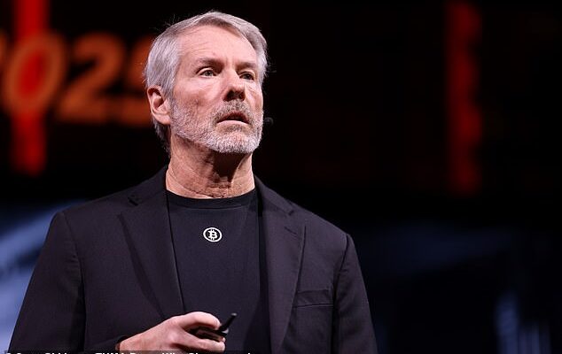 Invertir criptoturnency Michael Saylor (imagen) está calificado con un multimillonario del escéptico financiero de James Chanos sobre un gran stock de más de 500,000 bitcoin, que se refiere a
