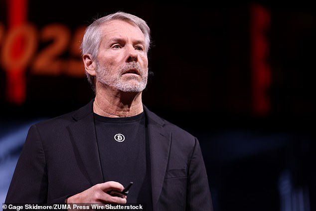 Invertir criptoturnency Michael Saylor (imagen) está calificado con un multimillonario del escéptico financiero de James Chanos sobre un gran stock de más de 500,000 bitcoin, que se refiere a