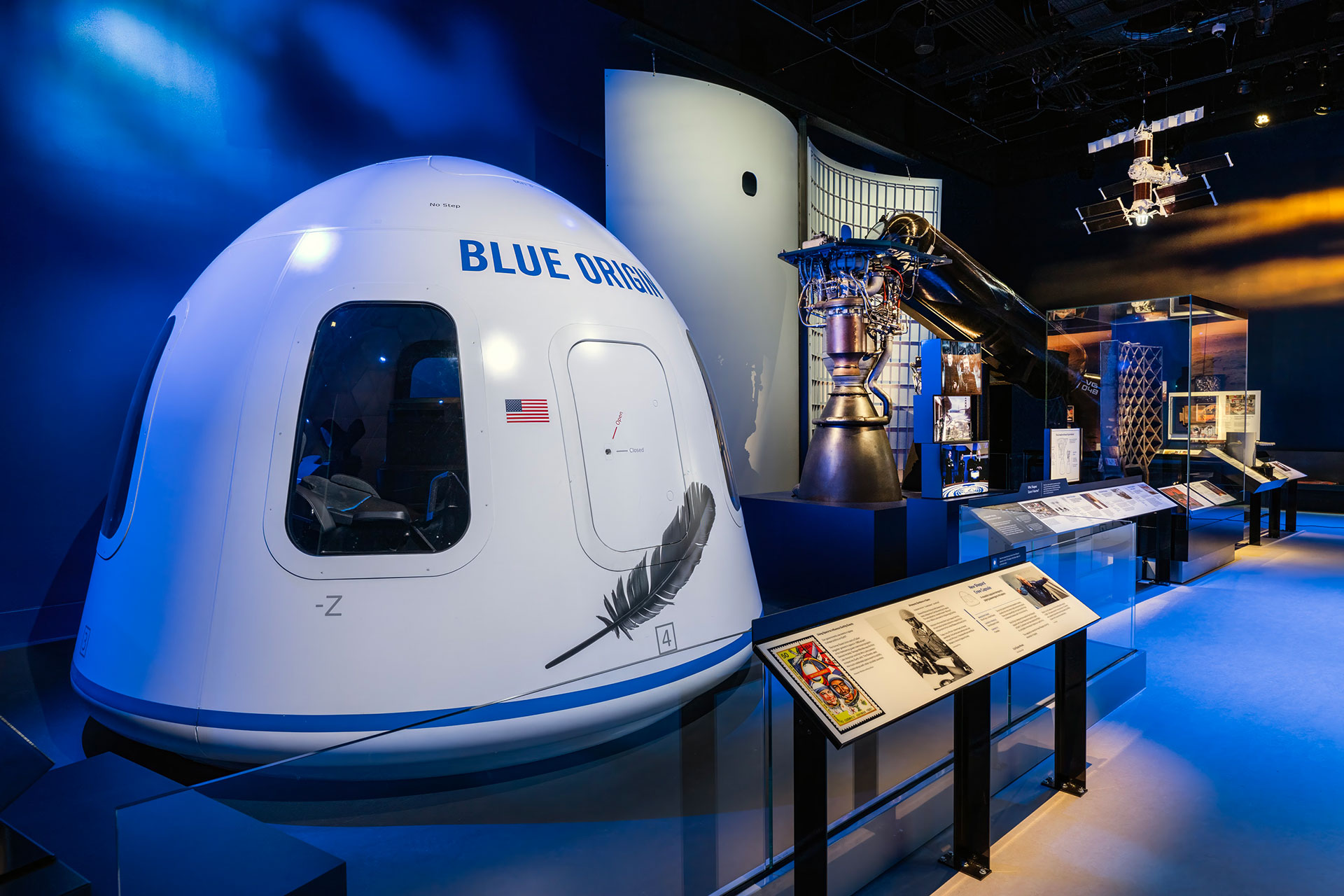 La cápsula espacial se encuentra a la vanguardia de las galerías de museos con otras piezas de cohetes en la pantalla