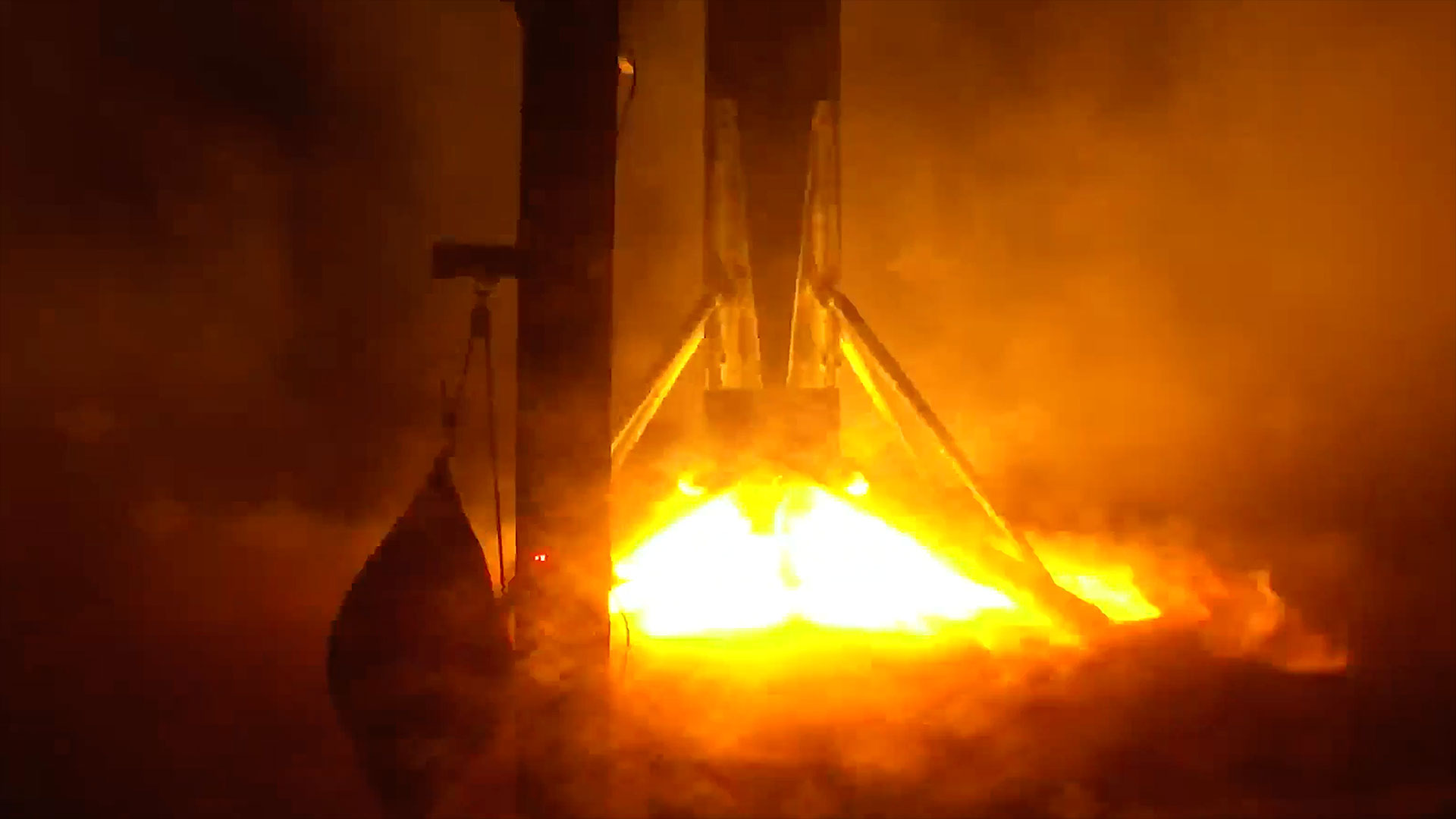 Llama naranja y blanca clara de motores de cohetes escenas brillantes por la noche en un escenario de impulso en la plataforma oceánica