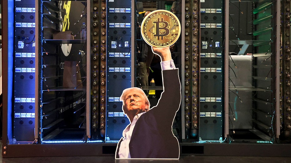 Escote Donald Trump con logotipo de Bitcoin