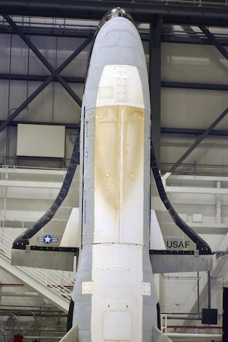 El avión espacial está parado al final.
