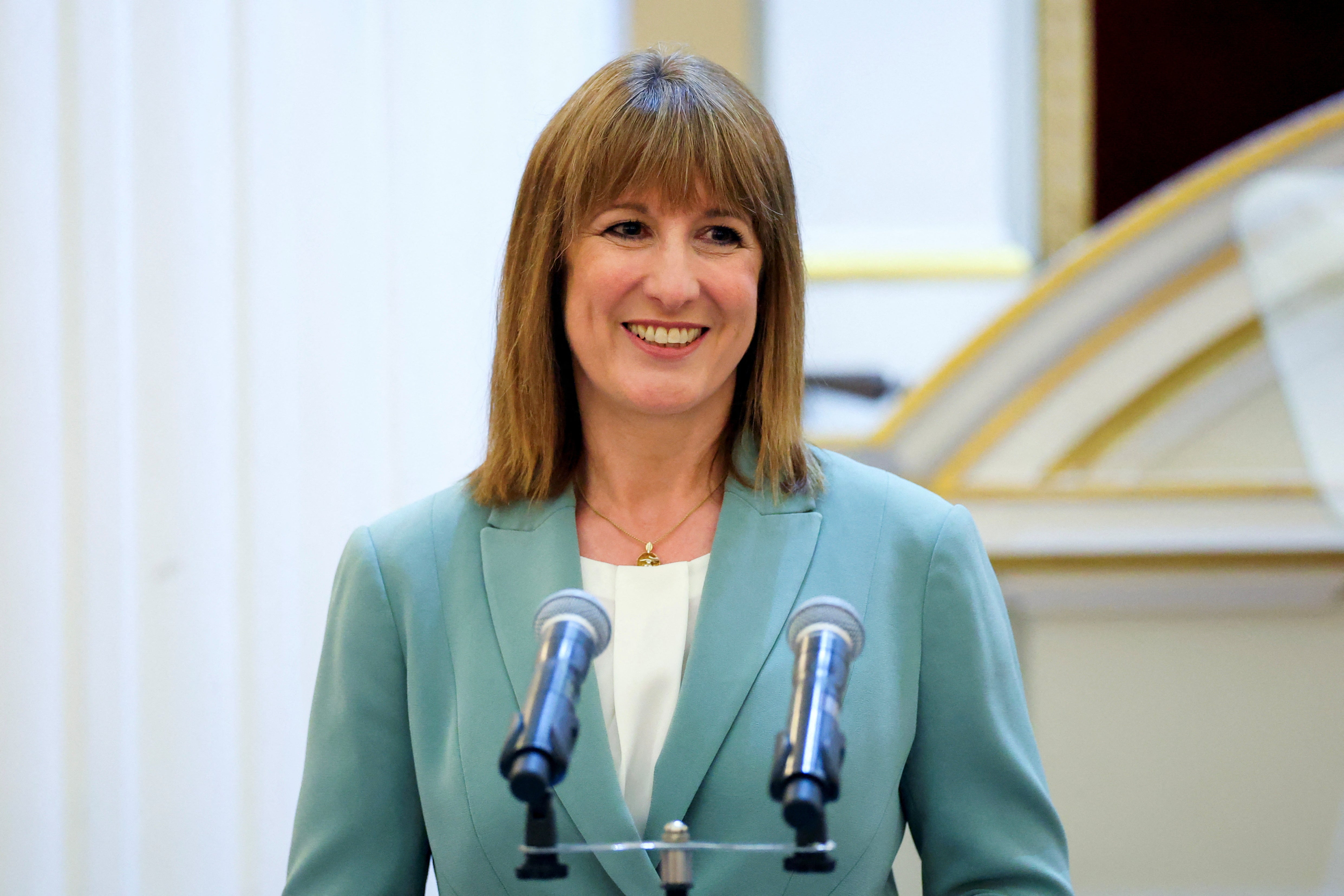 Rachel Reeves debería encontrar miles de millones para equilibrar los libros frente a su presupuesto este otoño