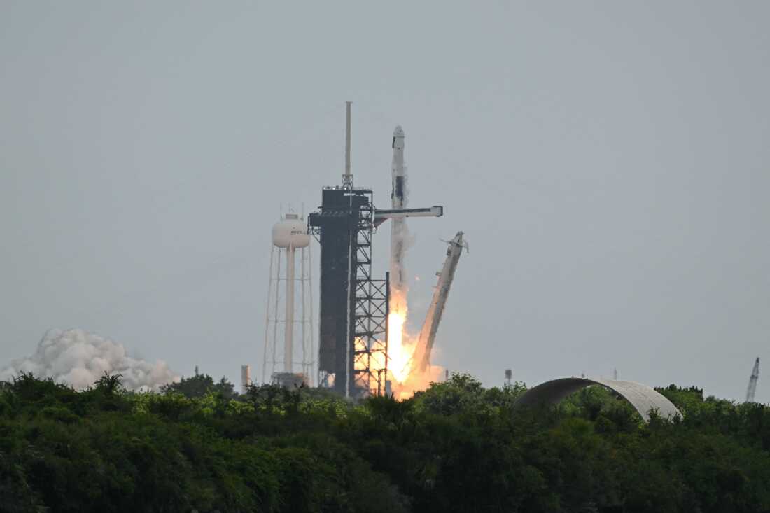 El equipo de SpaceX Falcon 9 con el Dragon Capsule Endeavour ha transportado una lista de misiones de lanzamiento desde el lanzamiento de los complejos 39A en el Centro Espacial Kennedy de la NASA en Florida el viernes.