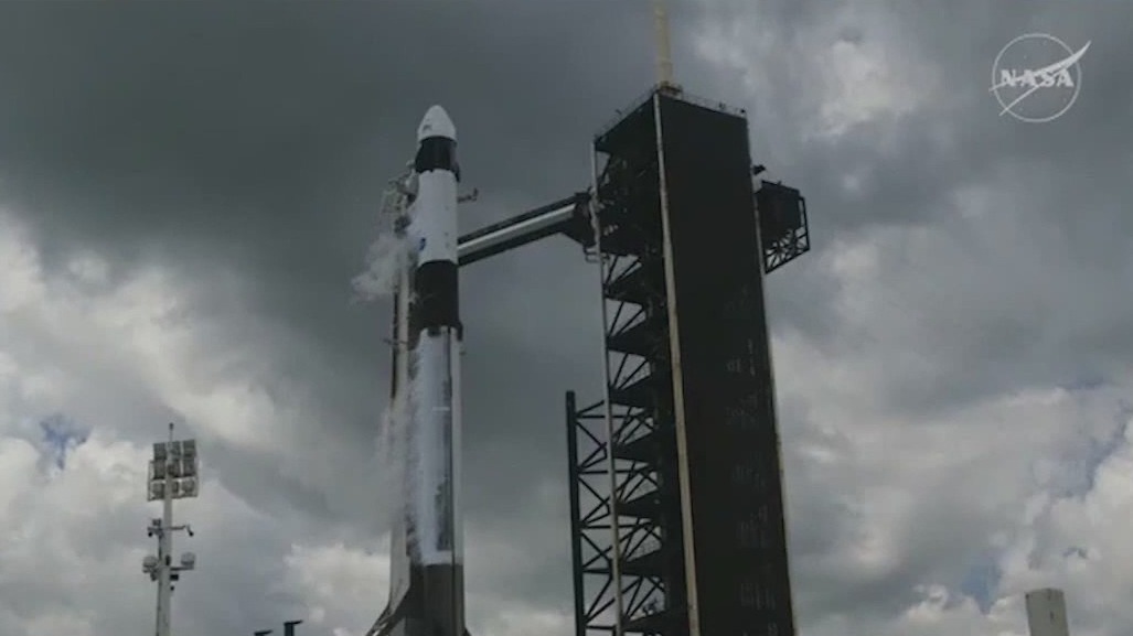 SpaceX, Crew-11 comenzando un cohete de misiles