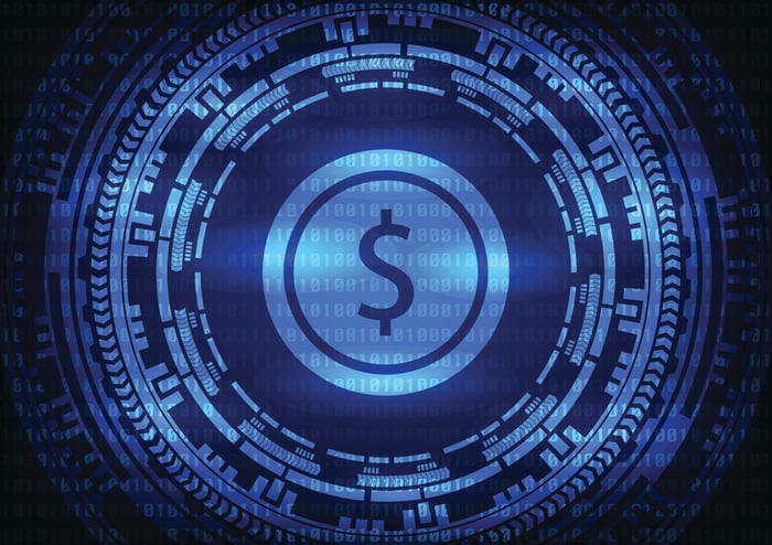 El signo del dólar impreso en la moneda del Cork en el medio de la lente digital.
