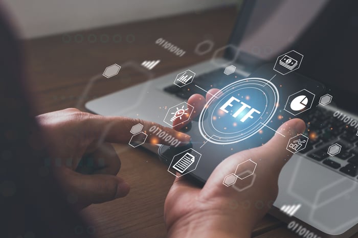 La persona en la computadora portátil mantiene un gráfico virtual que muestra el ETF.
