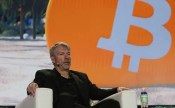 Bitcoin behemoth halts weekly acquisitions.