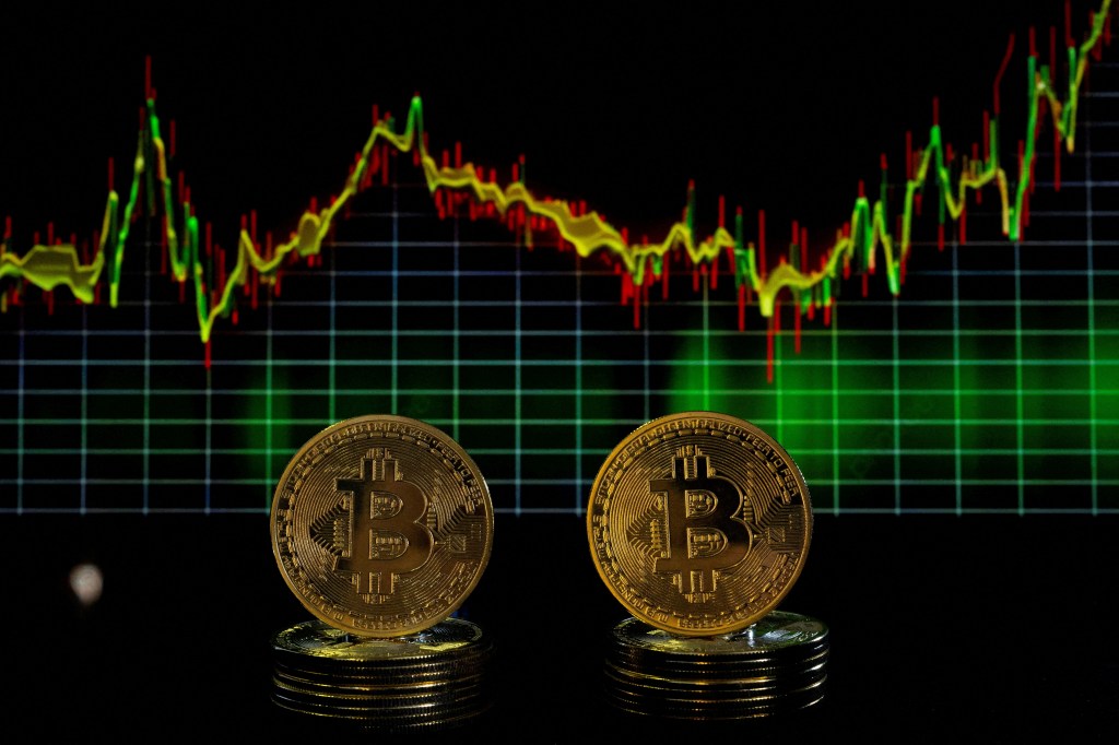 Ilustración de dos tokens de bitcoin y precio del gráfico en la pantalla.