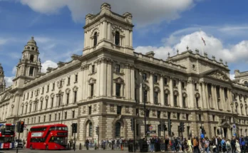 Hargreaves Lansdown warns investors against relying on crypto after the FCA lifts its 2021 ban on crypto ETNs for retail investors in the U.K.