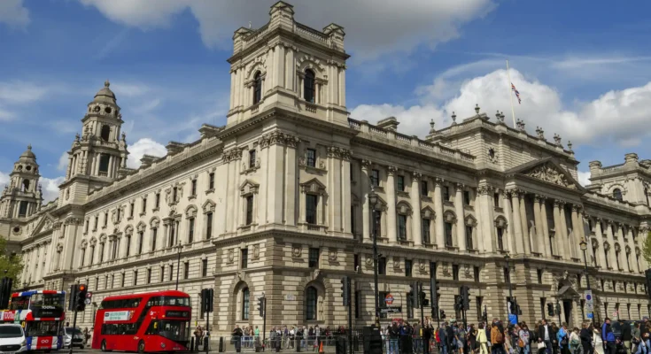 Hargreaves Lansdown warns investors against relying on crypto after the FCA lifts its 2021 ban on crypto ETNs for retail investors in the U.K.