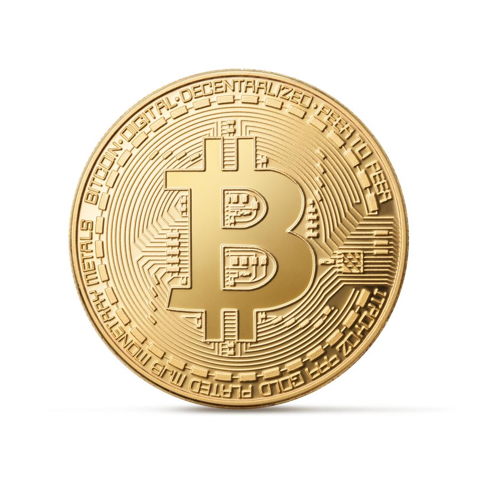 Moneda digital de Bitcoin sobre fondo blanco