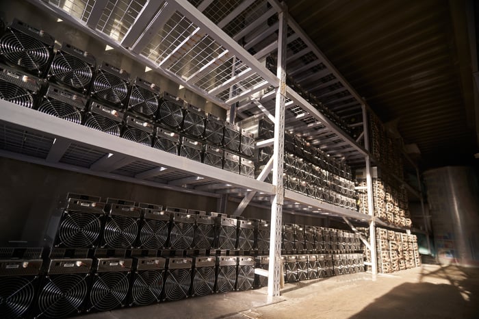 Gran cantidad de máquinas mineras de bitcoin en el centro de datos cavernoso.