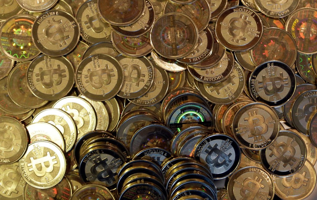 Un montón de tokens físicos de Bitcoin.