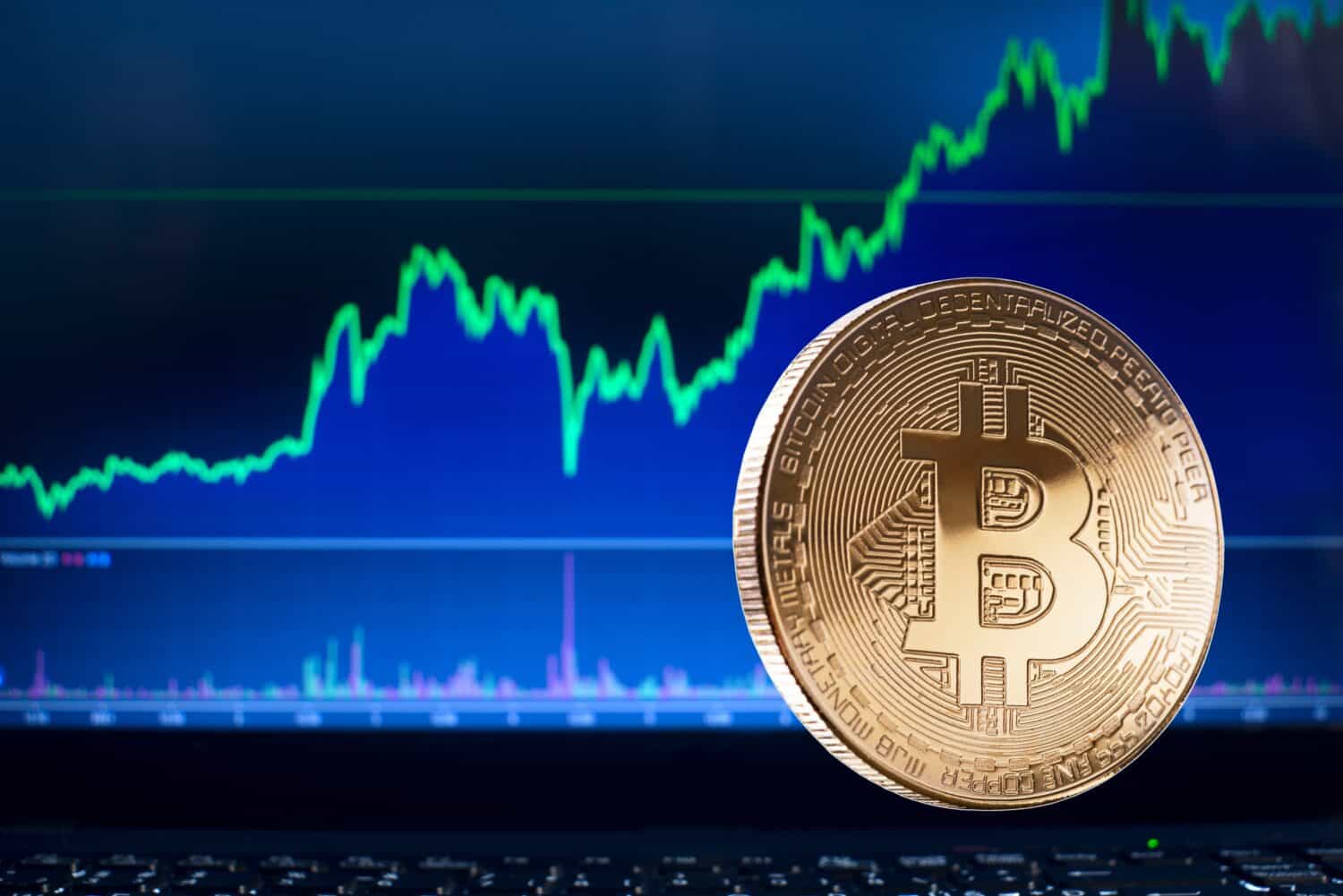El concepto de invertir en Bitcoin y criptomonedas. Monedas de criptomoneda Bitcoin. Comercio de intercambio de criptomonedas. Tendencias del tipo de cambio de Bitcoin. Gráfico de crecimiento de Bitcoin y monedas alternativas.