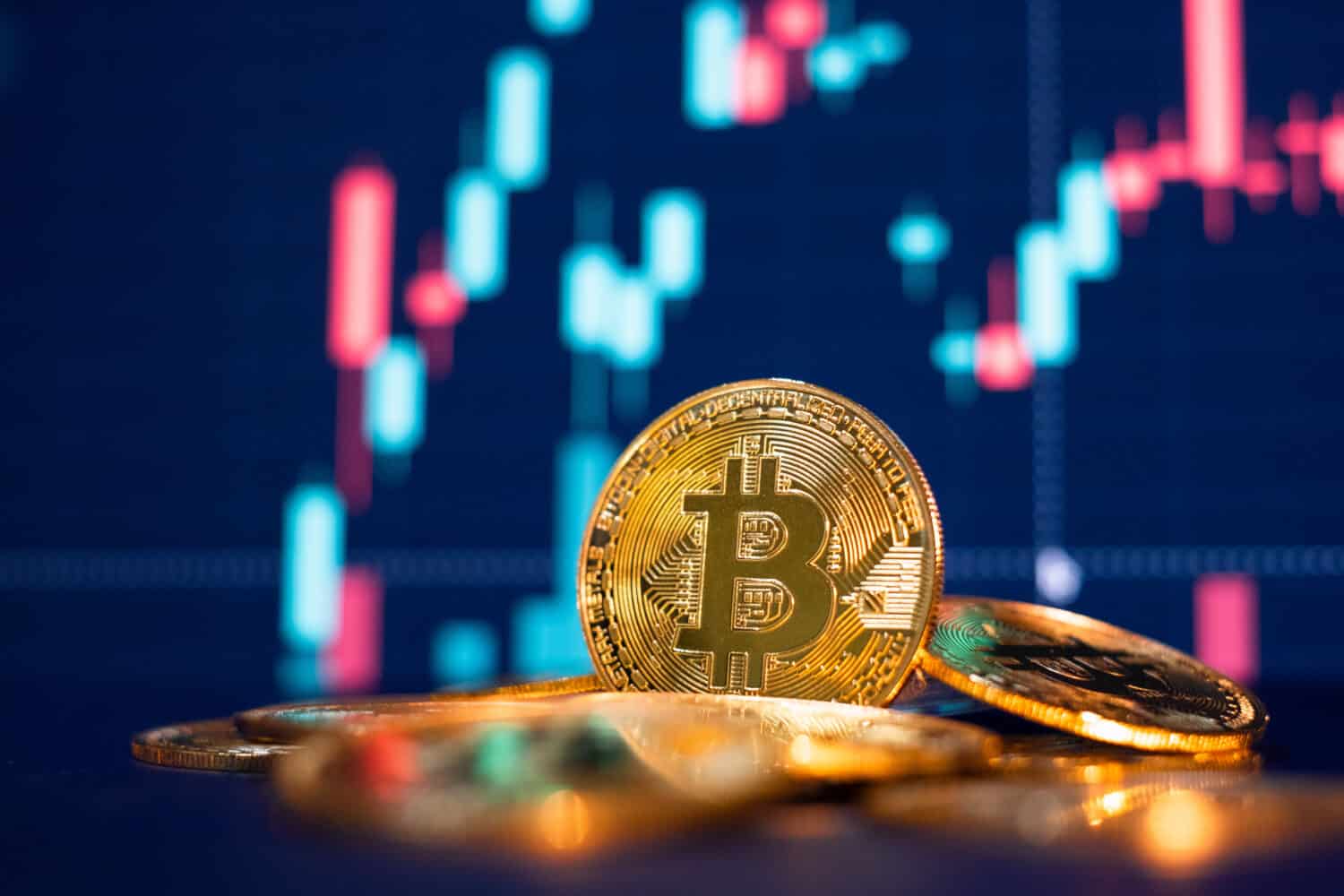 Moneda de oro Bitcoin y fondo gráfico desenfocado. Concepto de criptomoneda virtual.