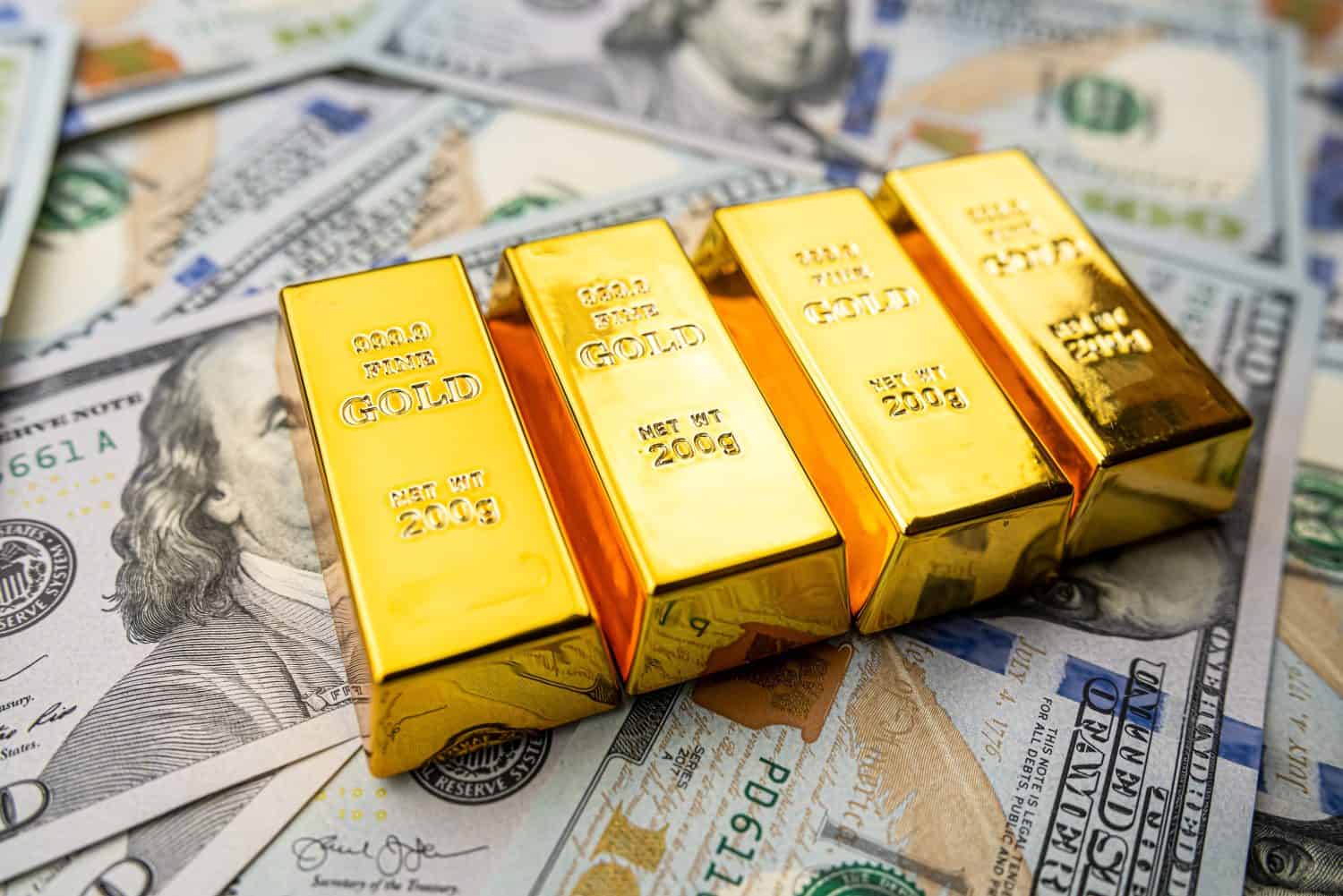 Dólar estadounidense con lingotes de oro, concepto de ahorro financiero, inversión