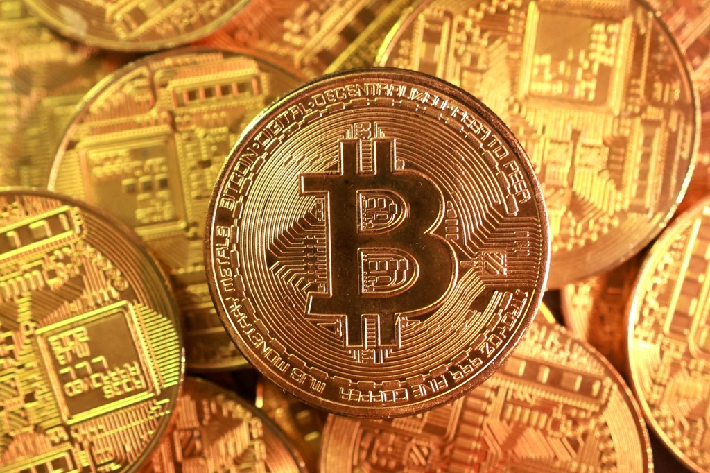 Ilustración de la criptomoneda Bitcoin dorada.