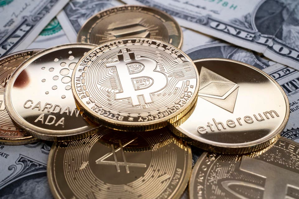 Unidades físicas de criptomonedas como bitcoin en billetes 