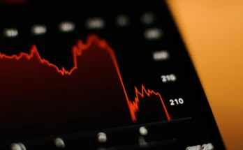 Crypto ETFs split as Bitcoin and Ethereum bleed $800M in outflows, while Solana, HBAR, and Litecoin funds attract steady investor inflows.