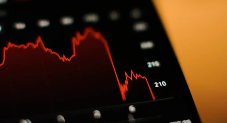 Crypto ETFs split as Bitcoin and Ethereum bleed $800M in outflows, while Solana, HBAR, and Litecoin funds attract steady investor inflows.