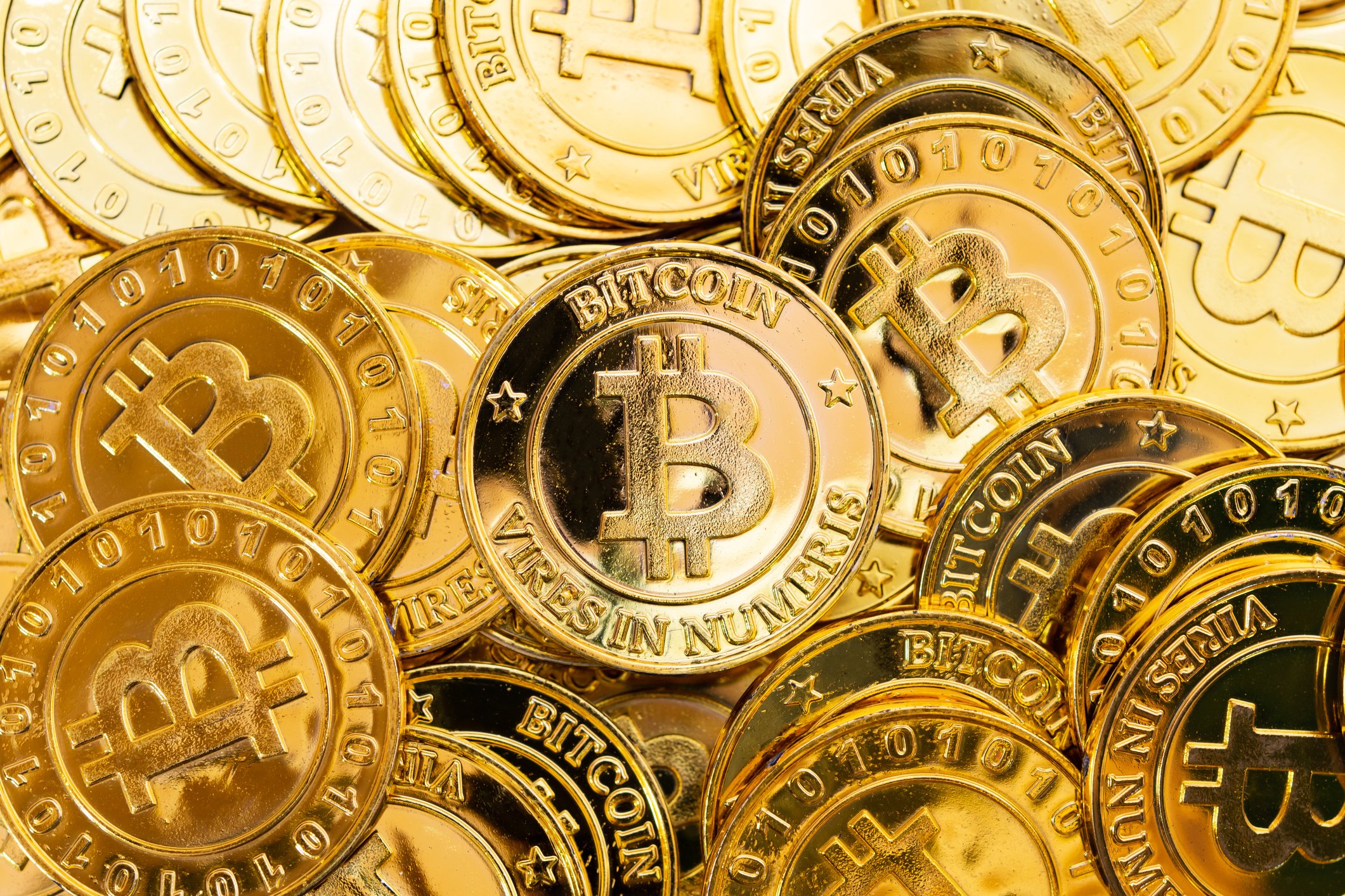 Monedas de oro con el logo de Bitcoin.