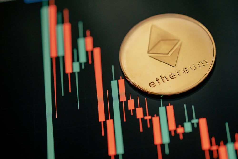 Criptomoneda Golden Ethereum con gráfico de velas y fondo digital.