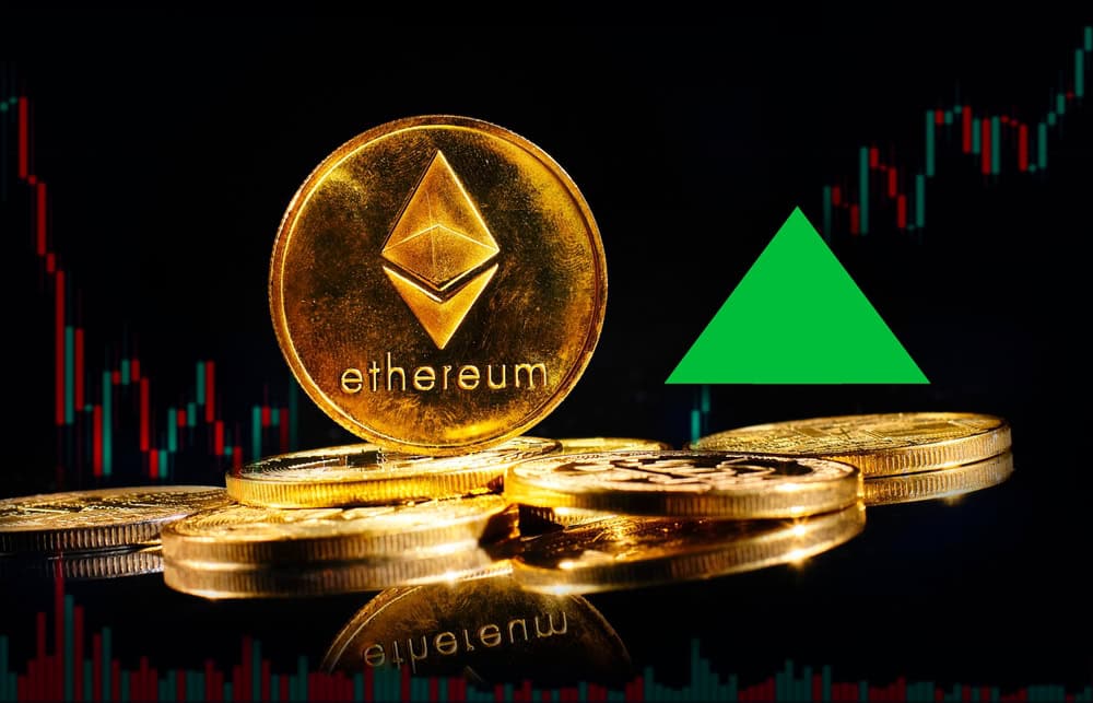 La nueva criptomoneda Ethereum ETH 2.0 está creciendo en el comercio. Una moneda de oro con el logo de Ethereum está surgiendo en un mercado alcista. El precio de la moneda digital descentralizada está aumentando. Dinero electrónico sobre fondo negro