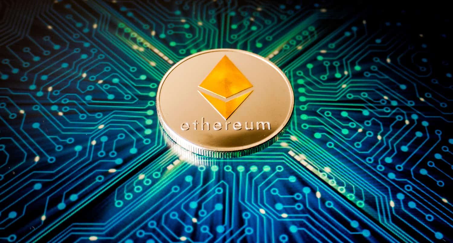 Una moneda Ethereum sobre fondo de tablero azul