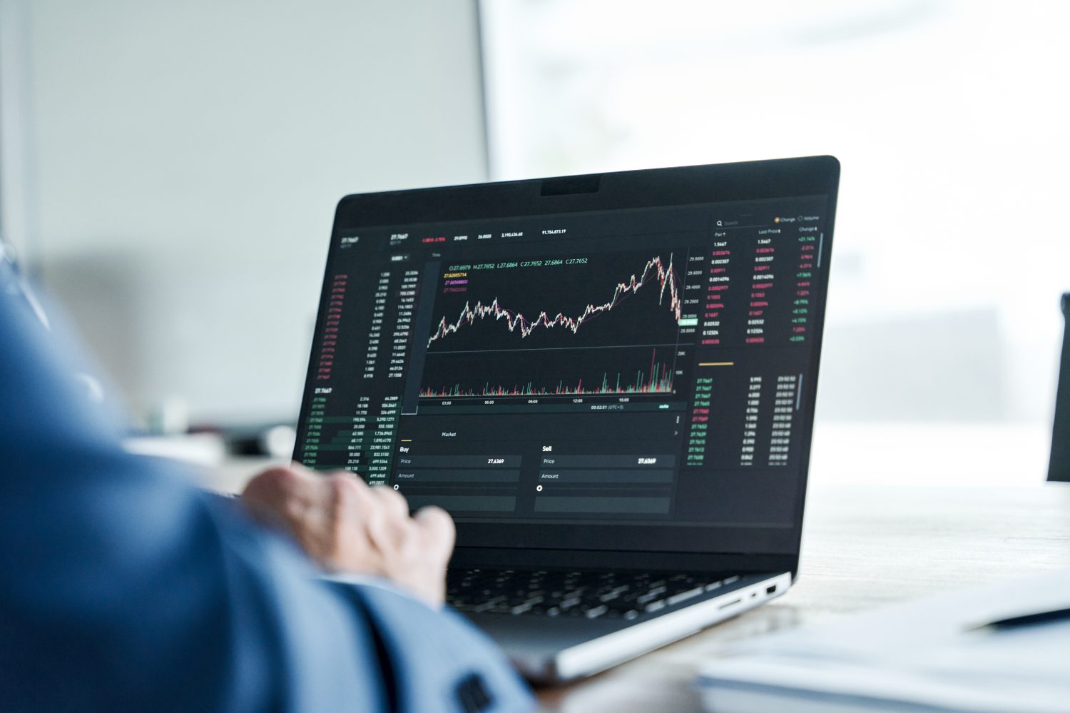 El corredor analista de inversores criptográficos analiza los datos de los gráficos digitales del índice de la plataforma bursátil de negociación de acciones financieras en la pantalla de la computadora pensando en el riesgo de análisis de inversiones en el mercado de valores. sobre el hombro