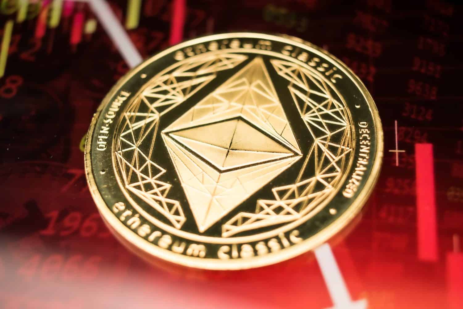 Moneda de oro Ethereum sobre fondo de tecnología digital futurista