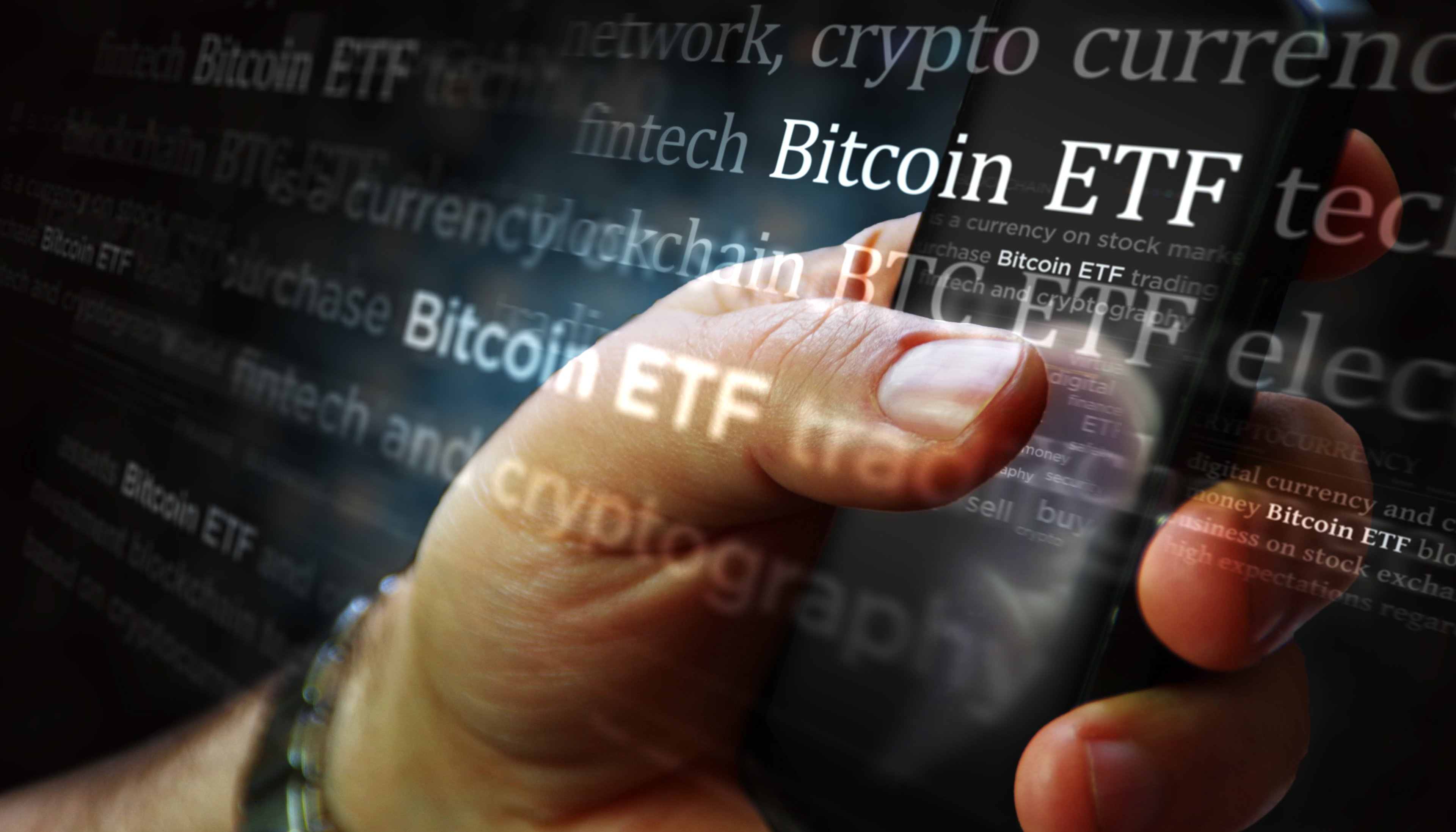 Una mano sostiene un teléfono inteligente sobre un fondo con las palabras Bitcoin ETF repitiéndose.