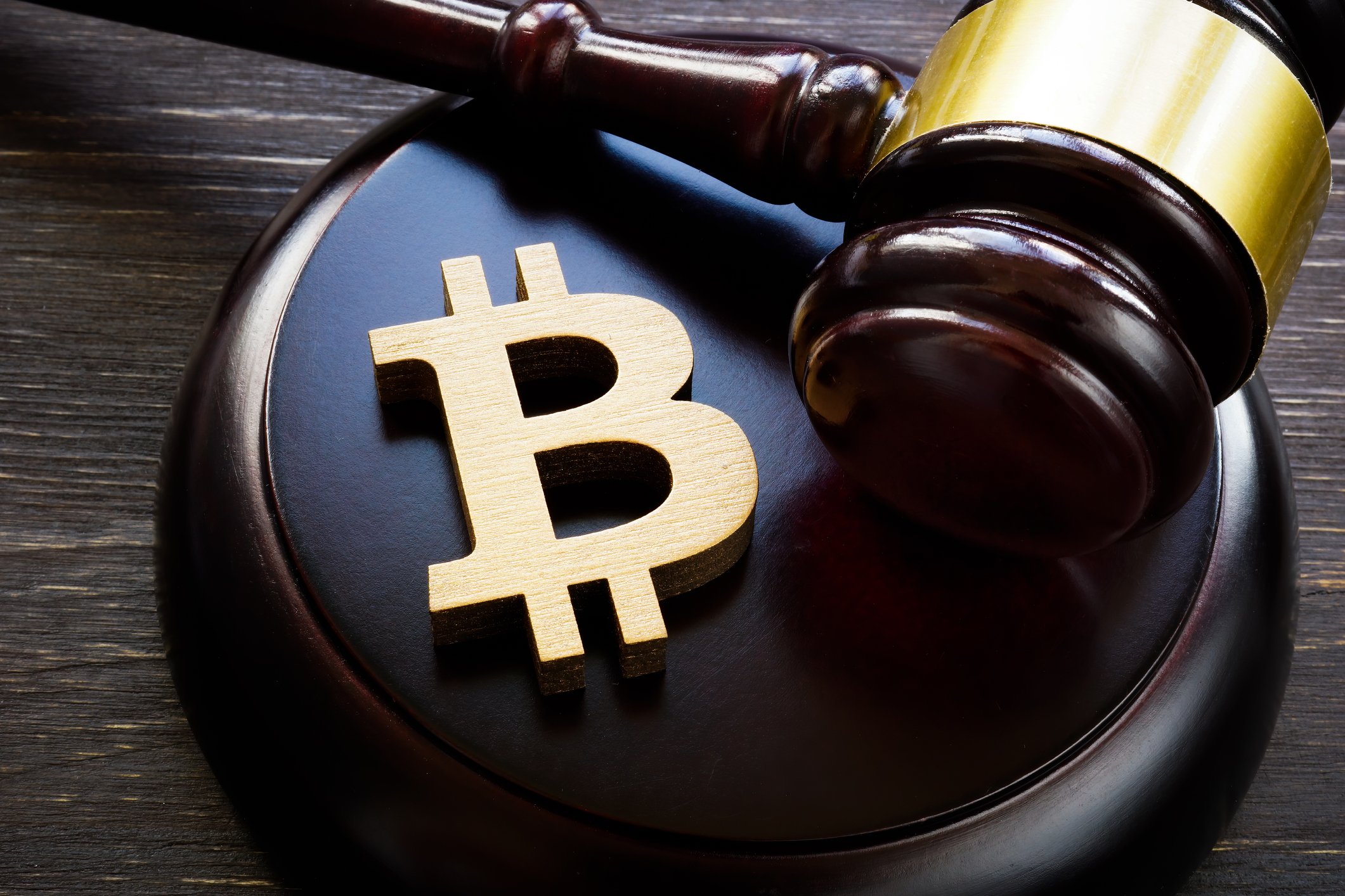 Símbolo de Bitcoin con un martillo al lado.
