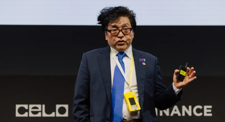 Tom Lee predicts Ethereum could hit $62,000 and Bitcoin may surge to $250,000, citing rising tokenization and strengthening market signals.