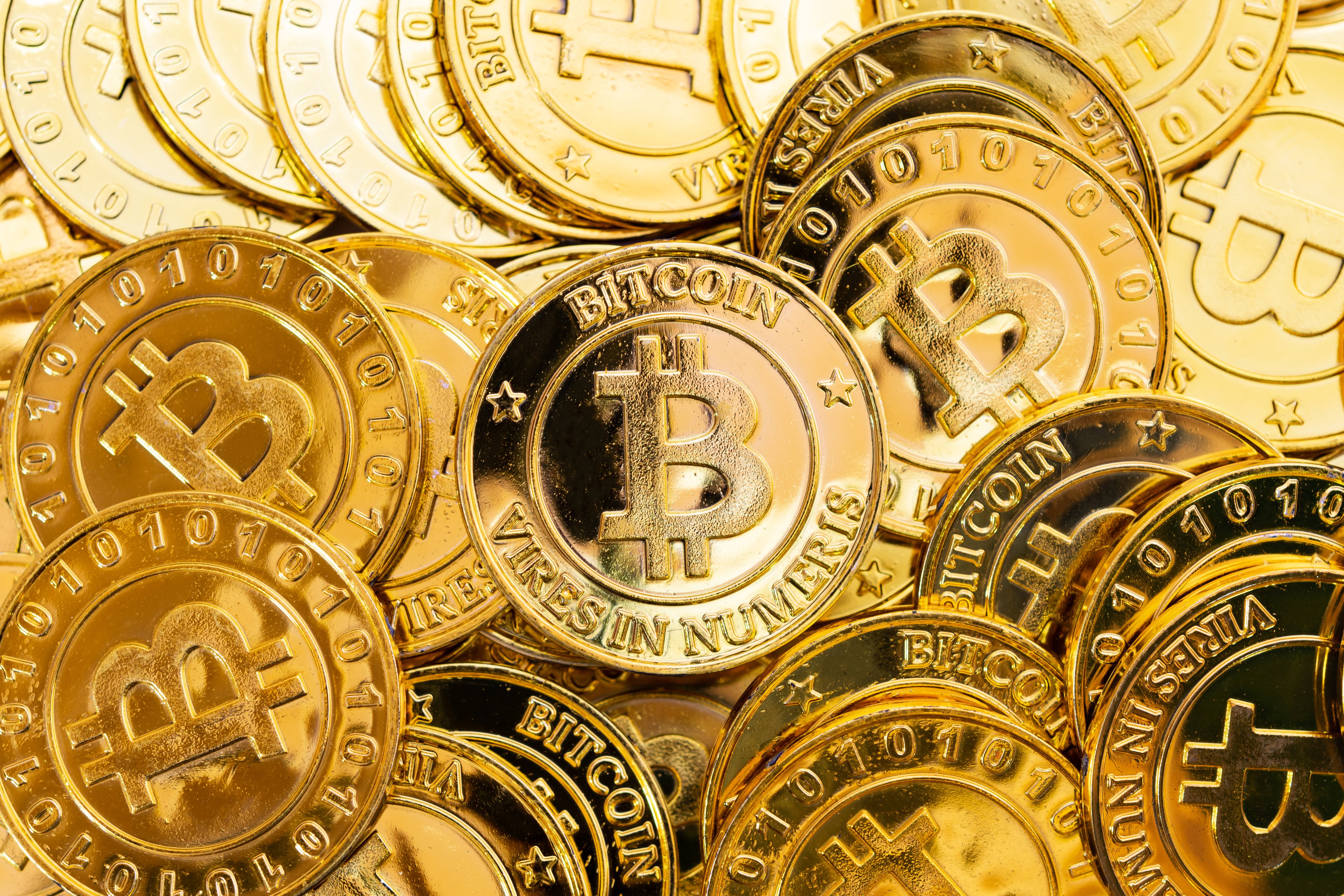 Un montón de bitcoins de oro.