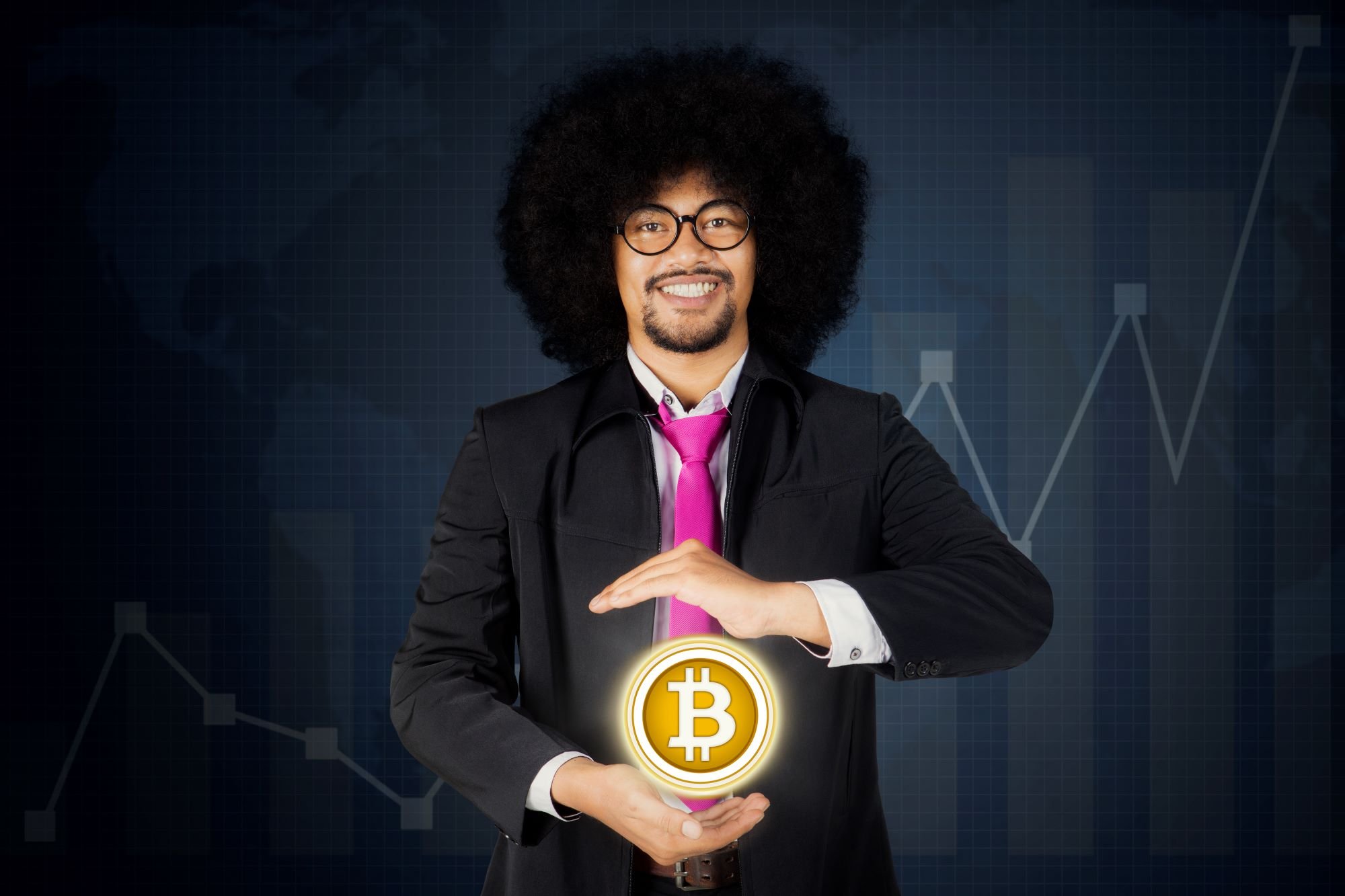 Una persona con traje y una imagen de Bitcoin frente a él.