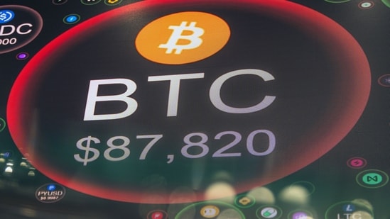 Una pantalla que muestra los precios de Bitcoin frente al dólar estadounidense en un intercambio de criptomonedas en Hong Kong (Bloomberg)