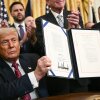 En julio, el presidente Donald Trump firmó la Ley GENIUS, la primera gran ley independiente sobre criptomonedas del país. Trump ha abrazado la industria de la criptografía, donde su familia ahora tiene varias empresas comerciales.