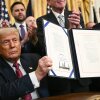 El presidente Trump muestra la Ley GENIUS, el primer proyecto de ley importante sobre criptomonedas aprobado por el Congreso, después de promulgarla en la Casa Blanca en Washington, DC el 18 de julio de 2025.