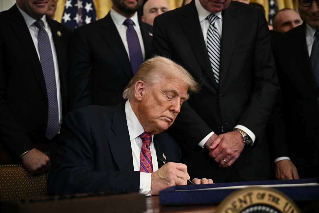 El presidente Trump firma la Ley GENIUS en el Salón Este de la Casa Blanca en Washington, DC el 18 de julio de 2025. La legislación marcó una gran victoria para el sector criptográfico.