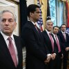 La IA de la Casa Blanca y el zar de las criptomonedas, David O. Sacks, observan antes de que el presidente de los Estados Unidos, Donald Trump, firme órdenes ejecutivas.
