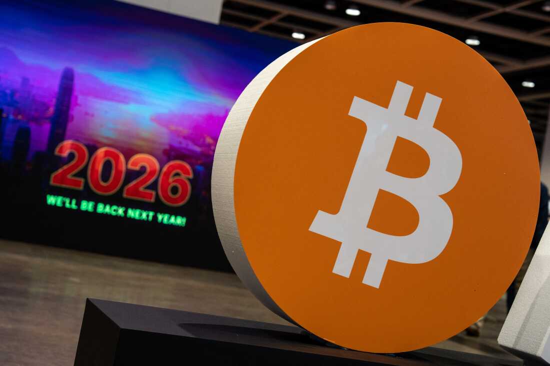 El logotipo de Bitcoin se muestra en una conferencia en Hong Kong el 28 de agosto de 2025. Bitcoin y otras criptomonedas se recuperaron este año, hasta caer en octubre.
