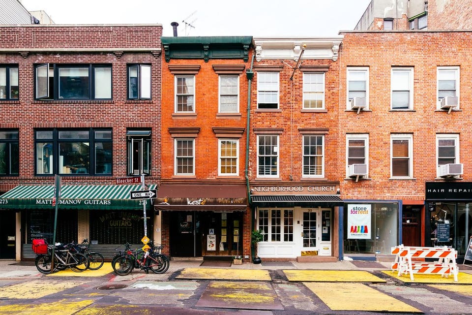 Pequeñas tiendas en Bleecker Street en Greenwich Village, Nueva York