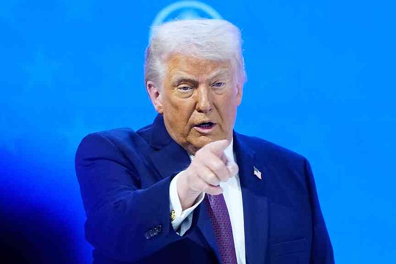 El presidente Donald Trump reacciona durante una ceremonia de firma de su iniciativa del Comité de Paz en la reunión anual del Foro Económico Mundial en Davos, Suiza, el jueves 22 de enero de 2026. (Foto AP/Markus Schreiber)