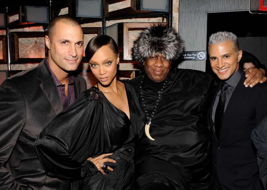 Nigel Barker, Tyra Banks, el editor jefe de Vogue, Andre Leon Talley, y J. Manuel asisten a un evento en Nueva York en 2010.